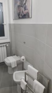 A bathroom at Gelsomino B&B Apartment