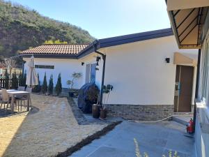 een zijdelings uitzicht op een huis met een patio bij Iryang Stay in Goseong