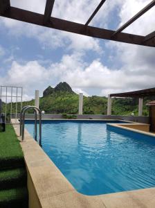 a swimming pool with a mountain in the background at Splanada poilon in Assomada