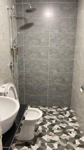 La salle de bains est pourvue d'une douche, de toilettes et d'un lavabo. dans l'établissement Only You Boutique Hotel Centrum Cameron Highlands, à Brinchang