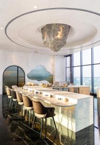 Una mesa larga con sillas en una habitación con ventanas. en Star Sky Park KLCC, en Kuala Lumpur 129 fotos más