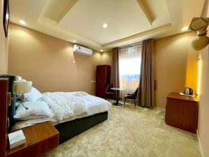 Qurţah的住宿－Dahreez motel，酒店客房设有床和窗户。