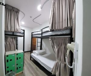 um quarto com 2 beliches e cortinas em 稻薌食旅民宿Daoxiang Travel em Fuli