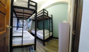 富里鄉的住宿－稻薌食旅民宿Daoxiang Travel，一间客房内配有两张双层床的房间
