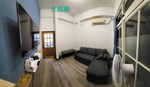 Uma televisão e/ou sistema de entretenimento em 稻薌食旅民宿Daoxiang Travel