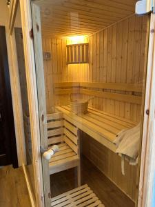 una sauna de madera con un banco en el medio en Apartament Franio, en Jaworki
