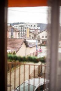 una vista da una finestra di una città con edifici di Apartman Bojana a Vrnjačka Banja