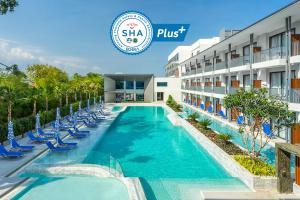 プーケットタウンにあるSeabed Grand Hotel Phuket - SHA Extra Plusのシュカ・プスト・ホテル(shka pust hotel)のプールの景色を望めます。