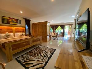 TV a/nebo společenská místnost v ubytování Jepara Marina Beach Bungalows