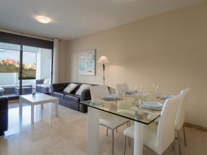 マニルバにある2147-Beautiful 2 bedrooms with sea viewのダイニングルーム(テーブル、椅子、ソファ付)