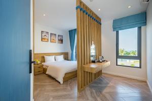um quarto de hotel com uma cama e uma janela em Cát Lợi Phú Quốc Hotel em Phu Quoc