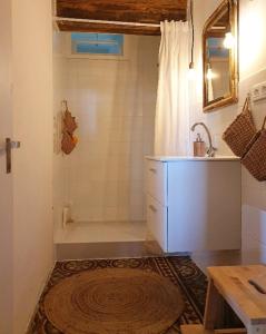 een badkamer met een bad, een wastafel en een douche bij B&B Maison Juves Planchez Anost Lac des Settons in Planchez