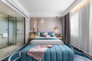 Postel nebo postele na pokoji v ubytování Jinshi Hotel