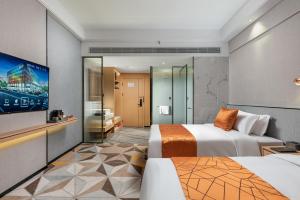 Postel nebo postele na pokoji v ubytování Jinshi Hotel