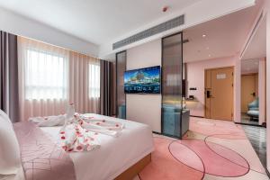 Postel nebo postele na pokoji v ubytování Jinshi Hotel