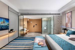 Postel nebo postele na pokoji v ubytování Jinshi Hotel