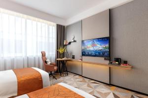TV a/nebo společenská místnost v ubytování Jinshi Hotel