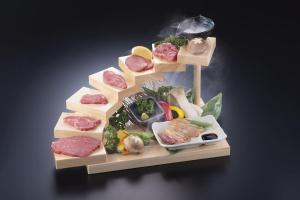 uma exibição de queijos com diferentes tipos de carnes e vegetais em Pop Culture House em Takayama