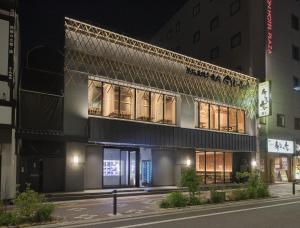 um edifício com uma grua na lateral em Pop Culture House em Takayama