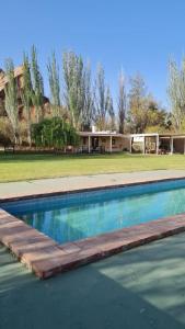 - une piscine en face d'une maison dans l'établissement El Campito de La Ciénaga de Huaco, à Huaco