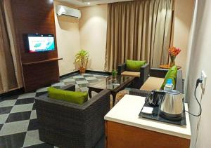 TV a/nebo společenská místnost v ubytování Hotel Cachar Club