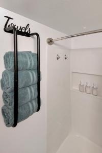 - Baño con toallero eléctrico y toallas en Beach View & SeaBreezes, en Corpus Christi 10 fotos más
