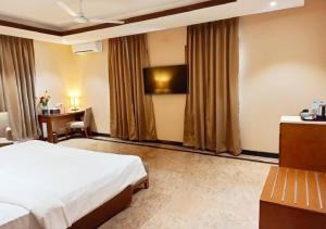 Postel nebo postele na pokoji v ubytování Hotel Cachar Club