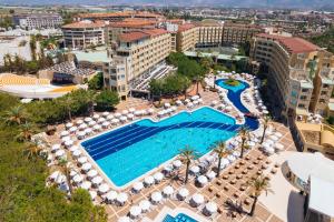 - une vue aérienne sur un complexe avec une piscine dans l'établissement Selectum Family Resort Side, à Kizilagac