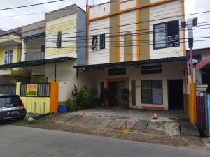 un parking en face d'un bâtiment dans l'établissement OYO 92231 Penginapan Tanjung Alang Syariah, à Makassar
