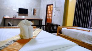 um quarto de hotel com duas camas com um elefante em BAAN9NAN Home Lodge em Nan