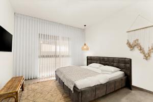 Postel nebo postele na pokoji v ubytování פרפקט וילה כרמית + 37 fotografií