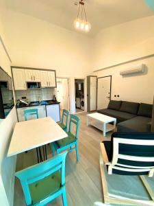 salon z kanapą, stołem i krzesłami w obiekcie İSTANBUL BEACH HOTEL SWEET HOME w mieście Kemer