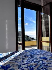 um quarto com uma cama e vista para uma varanda em La Ca Dei Nonni em Monterosso al Mare