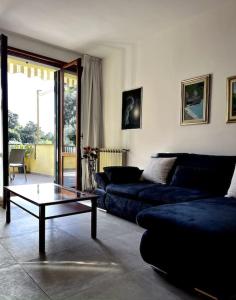 a living room with a blue couch and a coffee table at La Ca Dei Nonni in Monterosso al Mare