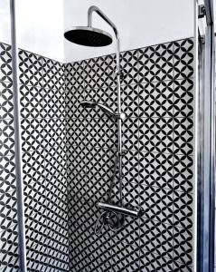 a shower with a black and white patterned wall at La Ca Dei Nonni in Monterosso al Mare