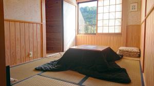 una sombrilla puesta en el suelo en una habitación en Washi Studio Kamikoya, en Yusuhara