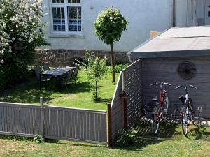 una bicicleta estacionada junto a una valla en un patio en HeideZeit No 4, en Neuenkirchen