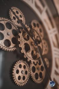 a close up of a clock with gears on it at Mazet en pierre avec jardin privatif in Sernhac