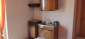 uma pequena cozinha com um lavatório e um fogão em Appartamento Monolocale N3 Balcone a Briatico 2 Min dal mare e 15 min da Tropea em Briatico