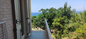 una puerta a un balcón con vistas al océano en Appartamento Monolocale N3 Balcone a Briatico 2 Min dal mare e 15 min da Tropea, en Briatico
