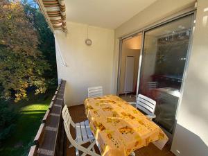 a dining table and chairs on a balcony with a table and chairs at les goelands in Saint-Georges-de-Didonne