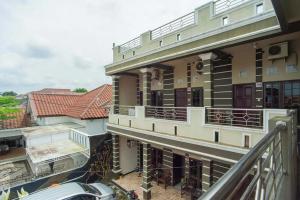 巨港的住宿－RedDoorz at KM 5 Palembang，带阳台的建筑景观