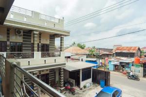 Aussicht vom Balkon eines Gebäudes in der Unterkunft RedDoorz at KM 5 Palembang in Palembang