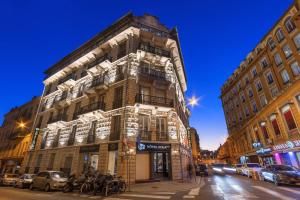 um edifício alto na esquina de uma rua em Hotel Khla Nice em Nice