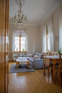 - un salon avec un canapé et une table dans l'établissement Grüne Villa Wellness & Spa, à Bad Kreuznach