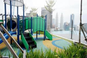 um parque infantil com um escorrega numa cidade em Maxhome Premium at Dorsett Bukit Bintang em Kuala Lumpur