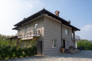 dom z balkonem z boku w obiekcie Il Riccio e la Castagna - Country House w mieście Montaldo Roero