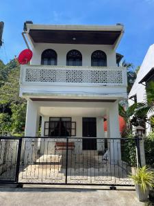 Casa bianca con balcone e recinzione di 103/24 Kathu Waterfall a Phuket