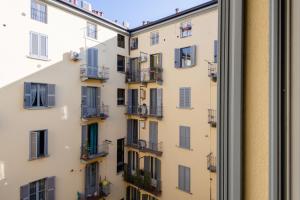 Blick auf ein Apartmenthaus aus einem Fenster in der Unterkunft Easylife - Moderno bilocale a due passi dai Bastioni di Porta Venezia e dallo splendido parco cittadino Indro Montanelli in Mailand