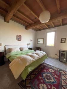 1 dormitorio con 1 cama grande en una habitación en Casa Matilde, en San Benedetto Po